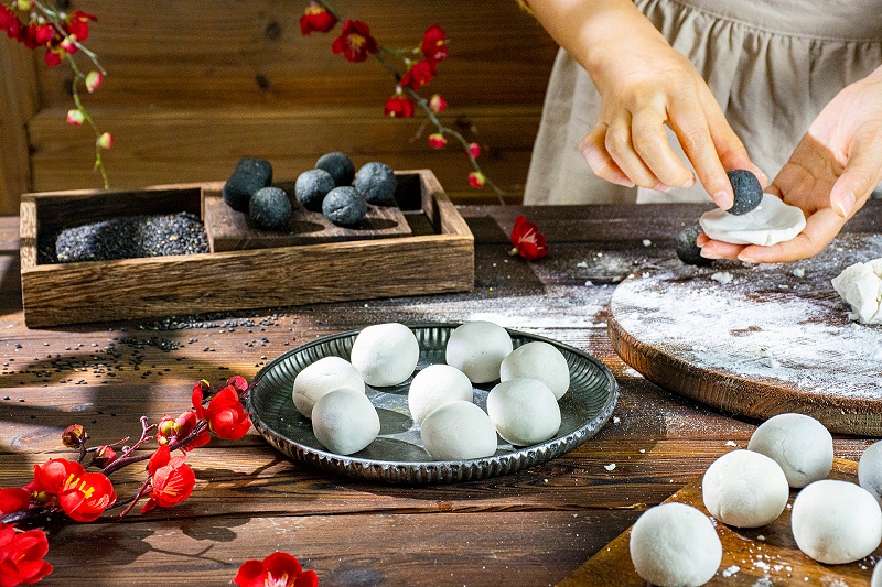 千庫網(wǎng)_芝麻湯圓中午芝麻湯圓室內(nèi)制作攝影圖配圖_攝影圖編號264909